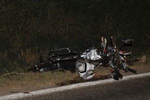 Motosikletle otomobil çarpıştı: 1 ölü