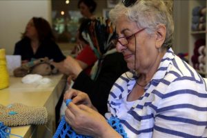 Emekli kadınlar modaya 'örgü örerek' ayak uyduruyorlar