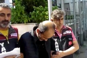Bursa'da yaşlı adamın parasını çalmaya çalışırken suçüstü yakalandı