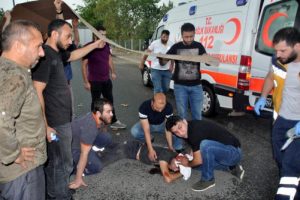 Bursa'da hafif ticari araçla çarpışan motosikletin sürücüsü yaralandı