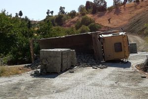 Hafriyat kamyonu yan yattı: 2 yaralı
