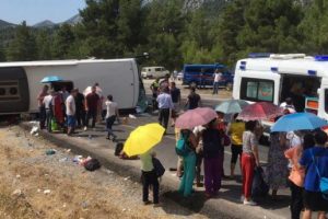 Antalya'da turist otobüsü kaza yaptı: Ölü ve yaralılar var