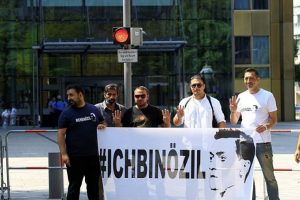 Almanya'da 'Ben Özil'im' pankartlı destek
