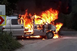 Bursa'da şeftali çaldılar, kaçarken minibüsleri alev alev yandı