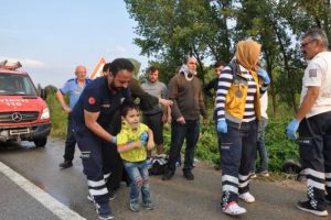 Bursa'da 2 otomobil, aynı yerde kanala uçtu: 1'i çocuk 4 yaralı