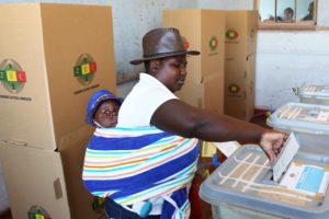 Zimbabve 38 yıl sonra ilk başkanlık seçimi için sandık başında