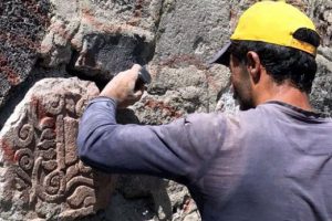 Osmanlı dönemine ait 16 mezar taşı sökülerek arkeoloji müzesine taşındı