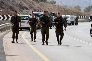 Batı Şeria'da 17 Filistinli gözaltına aldı