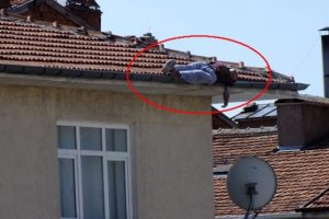 Çatıda uyuyakalan kişiden kötü haber!