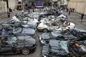 Filipinler Devlet Başkanı 68 lüks arabayı parçalattı