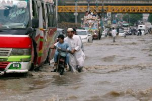 Pakistan'da muson yağmurları 40 günde 60 can aldı