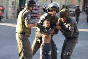 İsrail askerleri Filistinli bir çocuğu gözaltına aldı