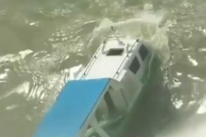 Dev dalgalar, turist teknesini yok etti