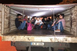 Kamyon kasasında 22 Pakistanlı mülteci yakalandı