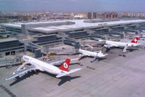 Atatürk Havalimanı'nda uçuşlarda gecikme yaşanıyor