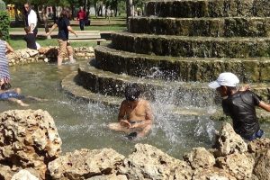 Sıcaklara dayanamayan çocuklar süs havuzlarında serinliyor