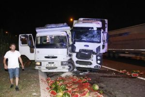 Bursa'da TIR, 2 kamyona çarptı, karpuzlar yola saçıldı