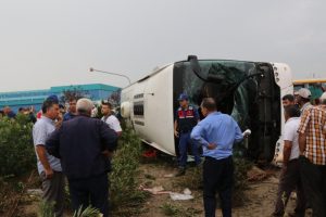 Otobüs devrildi: 1 ölü, 41 yaralı