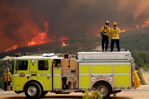California tarihinin en büyük yangınıyla mücadele ediyor