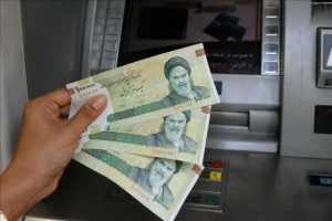 İran'da ABD yaptırımlarının ilk günü dolar değer kaybetti