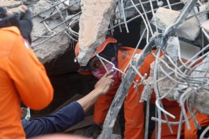 Endonezya'da depremde hayatını kaybedenlerin sayısı artıyor