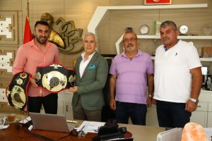 Bursa Nilüfer Belediye Başkanı Bozbey'den milli boksöre destek
