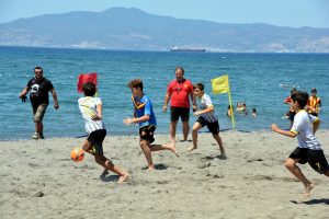 İzmir'de kıran kırana plaj futbol şenliği