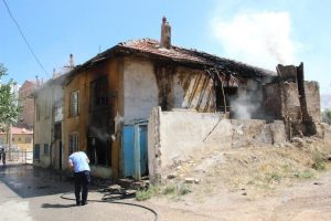 Evde çıkan yangında 5 kişi dumandan etkilendi