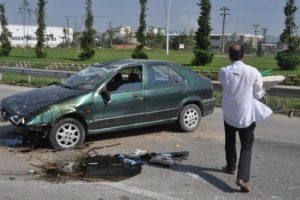 Bursa'da yaralı sürücü, kazada hurdaya dönen otomobilini inceledi