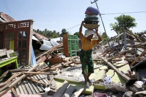 Endonezyalılar deprem sonrası enkaz altındaki eşyalarını arıyor