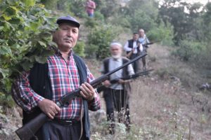 Bursa'da köylülerin silahla domuz nöbeti
