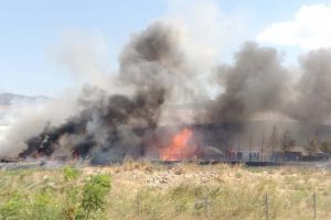 İzmir'deki fabrika alev alev yandı
