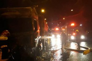 Alev alan TIR kullanılamaz hale geldi