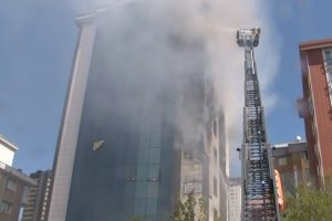 Ataşehir'de 9 katlı binada yangın