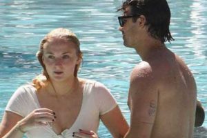 Sophie Turner ve Joe Jones havuzda aşk tazeledi