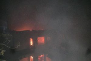 3 katlı ev yangında kül oldu