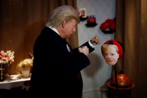 Madame Tussauds Müzesi'nde Trump'tan Merkel'e yumruk!