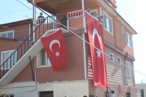 Şehidin baba evine Türk bayrağı asıldı