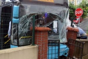 Yolcu otobüsü minibüse çarptı: 2 yaralı