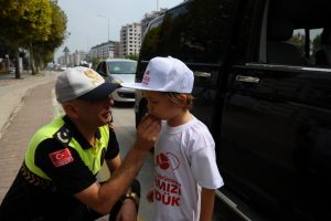 Bursa'da trafikte hatalı anne-babalara 'kırmızı düdük' uygulaması