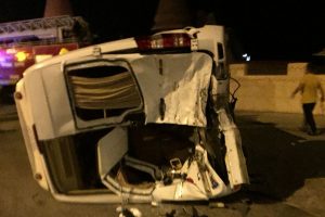 Motosiklet minibüse çarptı: 1 ölü, 2 yaralı