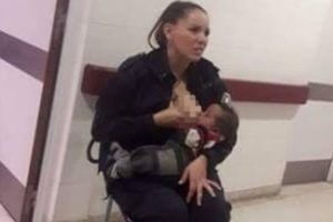 Arjantin'de bir kadın polisin aç kalan bebeği emzirmesi herkesi duygulandırdı