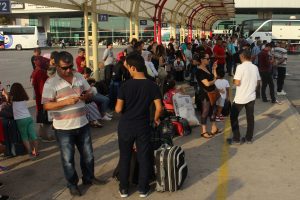 Bursa'da bayram tatilini memleketinde geçirmek isteyenler otobüs terminaline akın etti