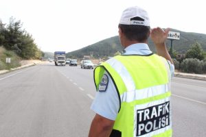 Trafik polisinden tatilcilere uyarı: "İki saatte bir mola verin"