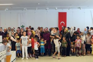 Bursa'da bayramlıklarını alan çocuklar çifte bayram yaşadı