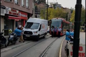 Bursa'da tramvay dakikalarca minibüsü bekledi