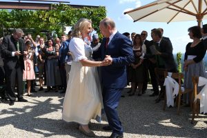 Putin, Avusturya Dışişleri Bakanı Kneissl ile dans etti