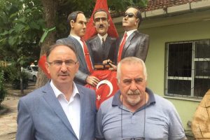 Bursa Mustafakemalpaşa'da Menderes ve arkadaşları için ahşap heykeller yaptırıldı