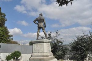 İlk Atatürk heykelini çeviren paravanlar kaldırıldı