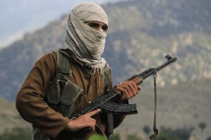 Taliban, 100'den fazla kişiyi rehin aldı